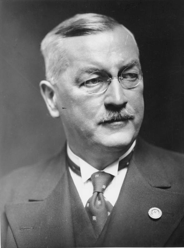 Die „Verreichlichung" der Justiz oblag dem Reichsjustizminister Franz Gürtner (1932 - 1941), der in seinen zahlreichen Beiträgen und Reden jenes Narrativ einer „Erfolgsgeschichte" mitkonstruierte. Bundesarchiv, Bild 183-H13466 / Heinscher / CC-BY-SA 3.0